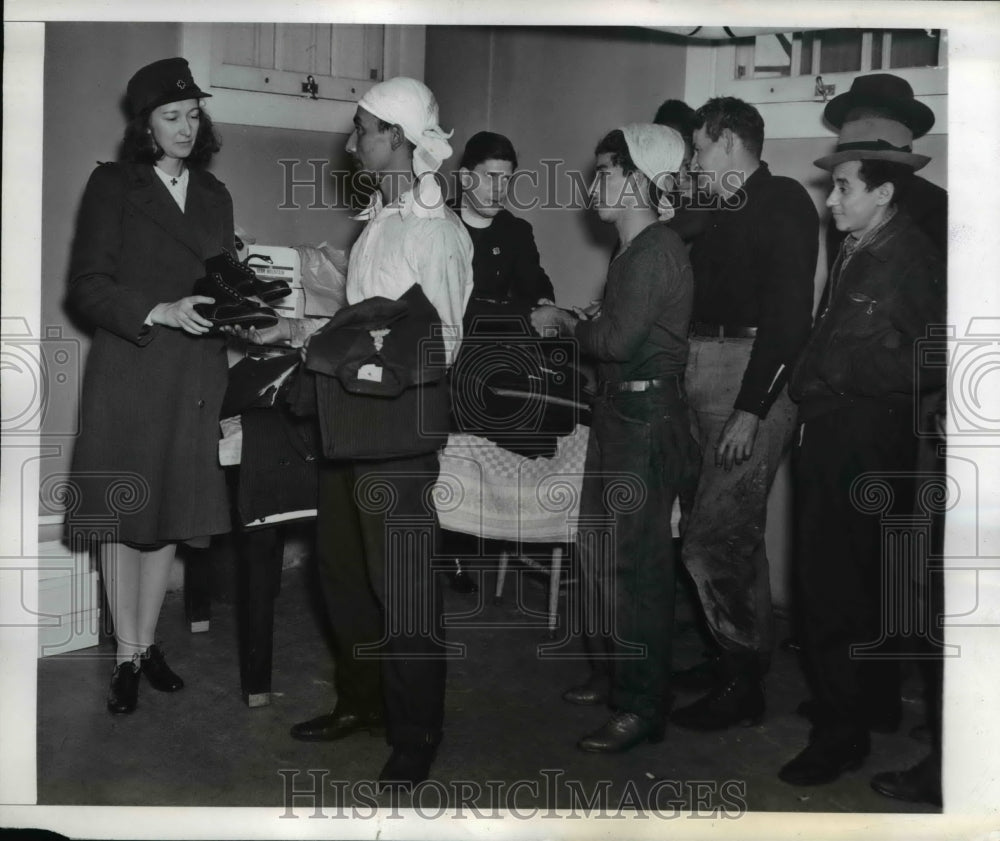 1942 Press Photo Mrs. Margaret Higgins McVaugh gives clothes to attack survivors