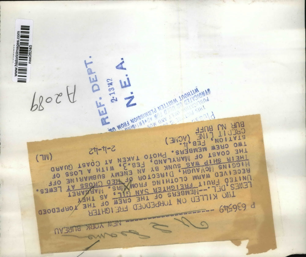 1942 Press Photo Mrs. Margaret Higgins McVaugh gives clothes to attack survivors