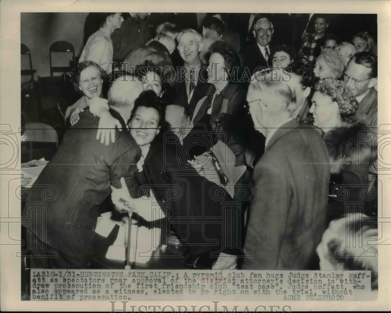 Load image into Gallery viewer, 1949 Press Photo Pyramid Club Fan Hugs Judge Stanley Moffatt, California
