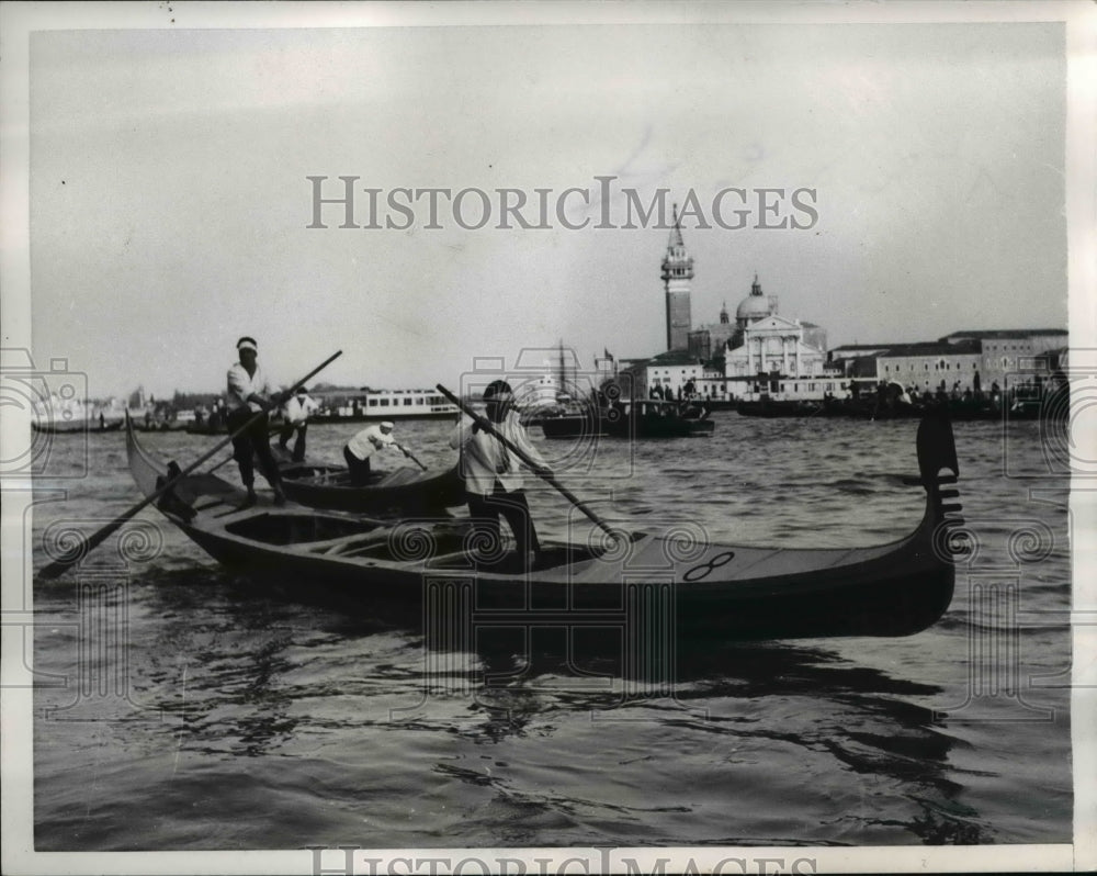 1955 Press Photo Gondola Boat in Marciano Trophy Race, Venice Italy