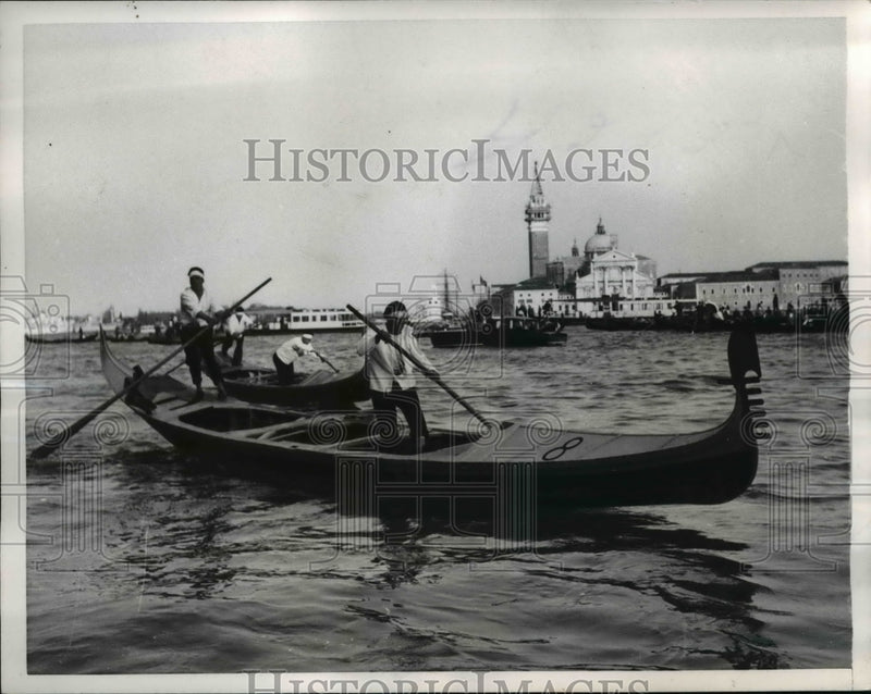 Load image into Gallery viewer, 1955 Press Photo Gondola Boat in Marciano Trophy Race, Venice Italy
