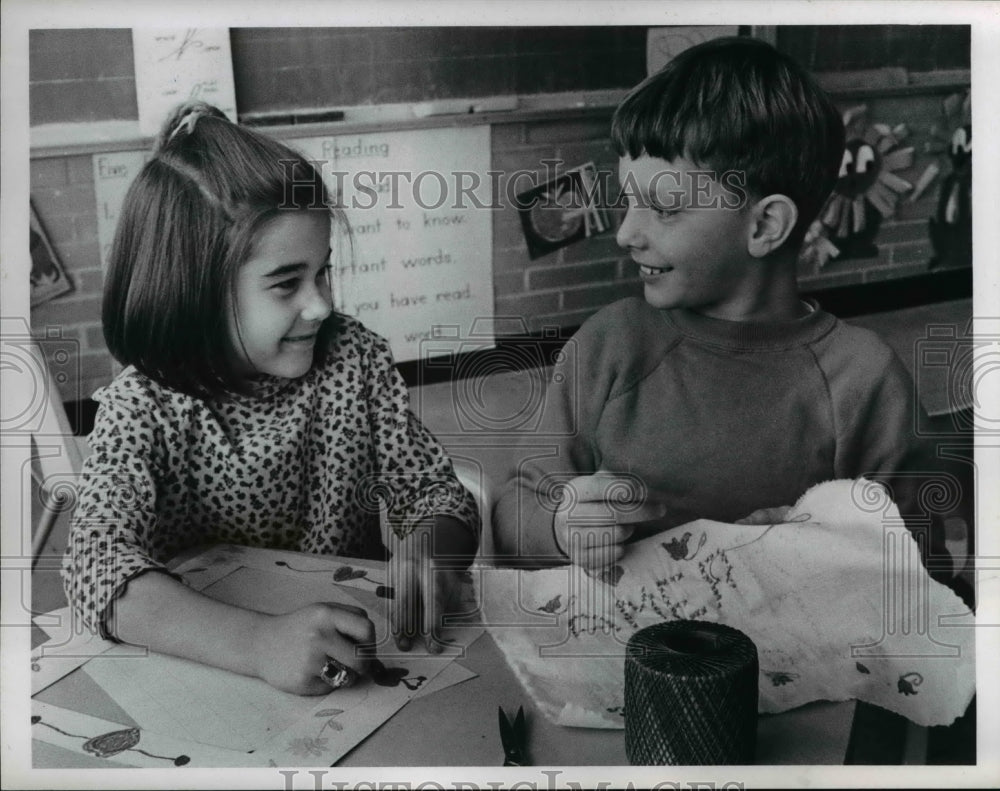 Press Photo Cleveland Elementary School Children Smile at Each Other - nee26342