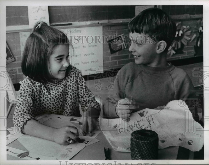Load image into Gallery viewer, Press Photo Cleveland Elementary School Children Smile at Each Other - nee26342
