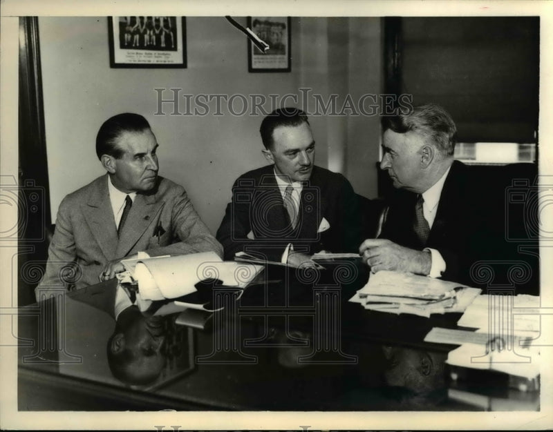 Load image into Gallery viewer, 1933 Press Photo Sen. Royal S. Copeland, Col. Franklin Hutchinson, Thomas Cullen
