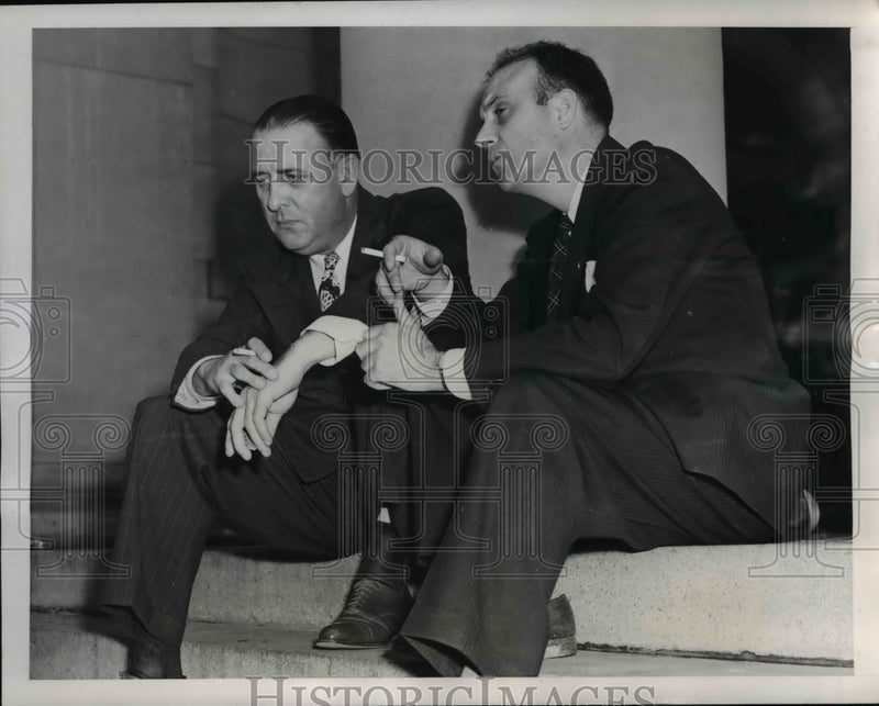 Load image into Gallery viewer, 1947 Press Photo Carl Marzani, ousted State Department employee - nee26526
