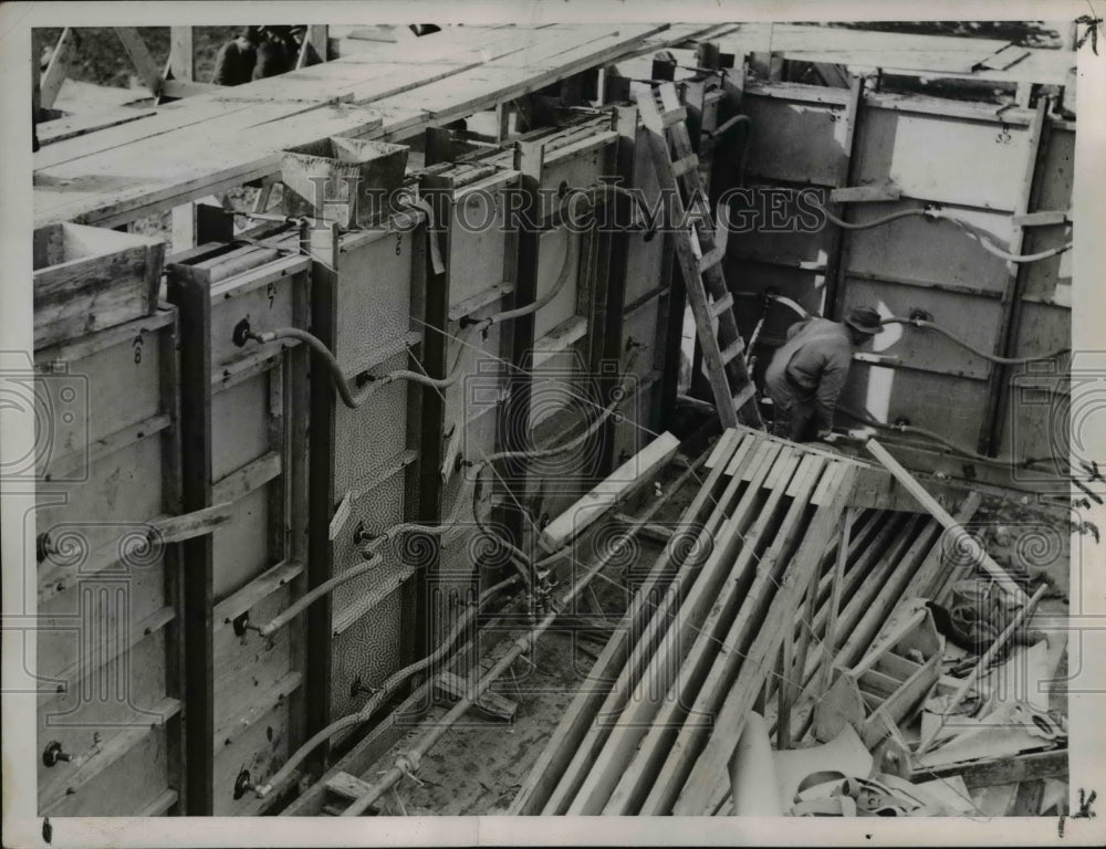 1937 Press Photo Workmen put finishing touches to vaccum process moulds