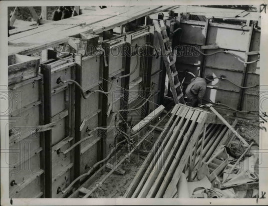 1937 Press Photo Workmen put finishing touches to vaccum process moulds