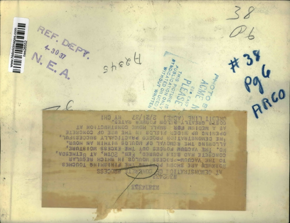 1937 Press Photo Workmen put finishing touches to vaccum process moulds