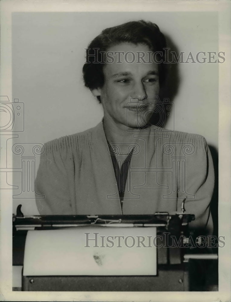 Load image into Gallery viewer, 1941 Press Photo Anita Jockers International Typewriting Marathon Canada
