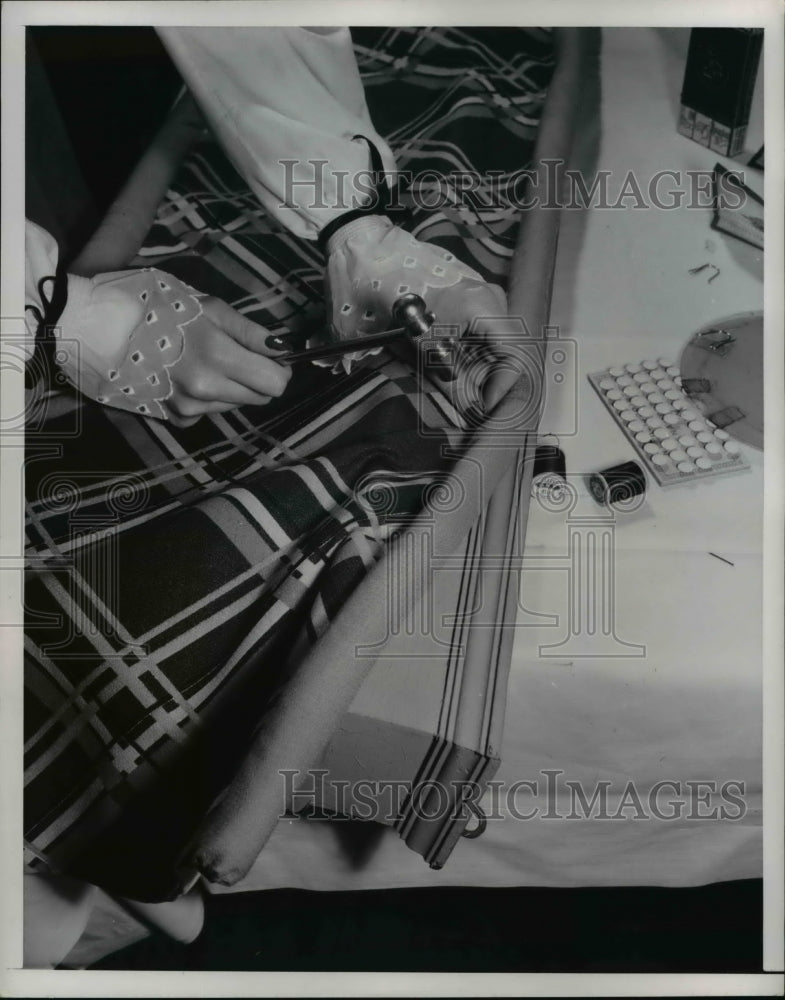 Load image into Gallery viewer, 1949 Press Photo Making Valances for windows - nee26747
