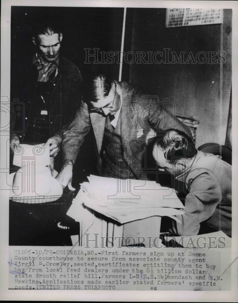 Load image into Gallery viewer, 1953 Press Photo Virgil Crowley, first farmer to sign at Boone County courthouse
