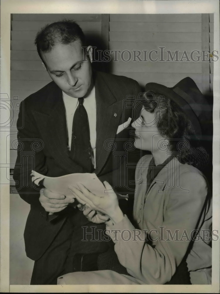 Load image into Gallery viewer, 1947 Press Photo Economist Carl Marzani and wife Edith - nee26917
