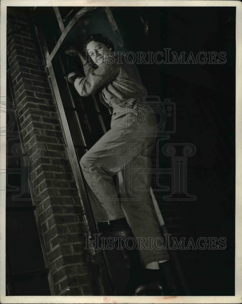 1943 Press Photo Mrs. Marie Krieger ascending ladder to crane cab - nee26958