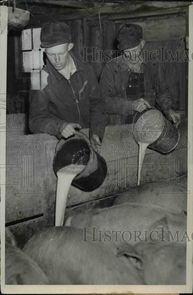 Load image into Gallery viewer, 1940 Press Photo Ray Meyers, Sr. with his son Ray are dairy farmers - nee27022
