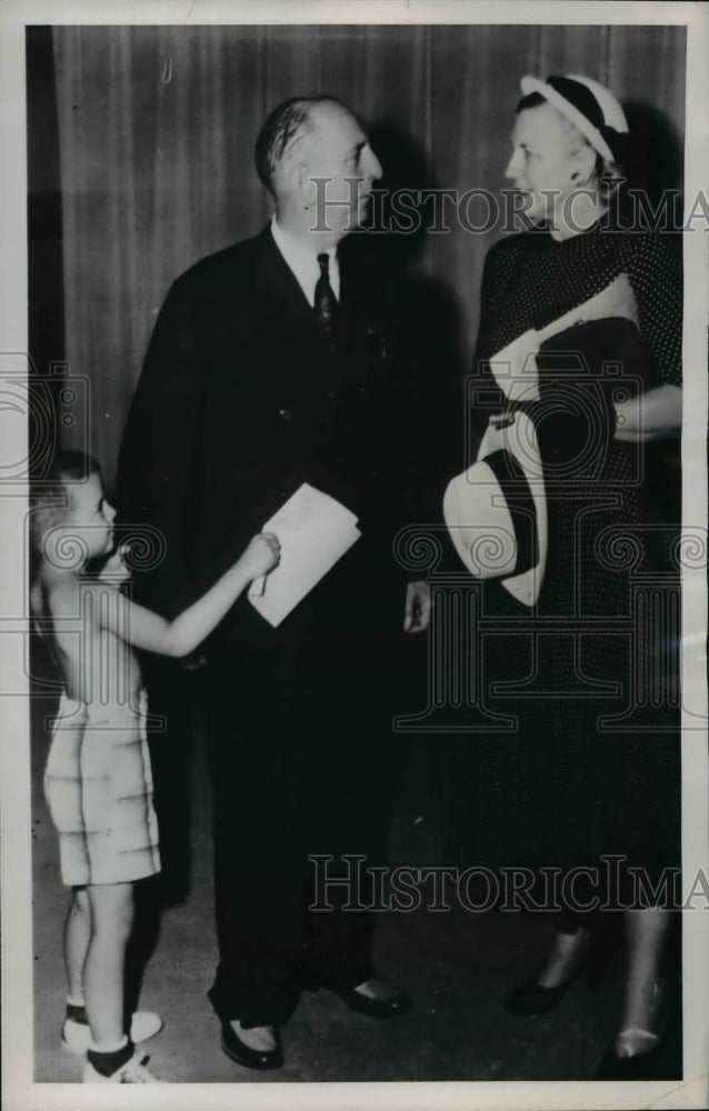 Load image into Gallery viewer, 1952 Press Photo Robert Johnson gets autograph from Richard Russell with wife
