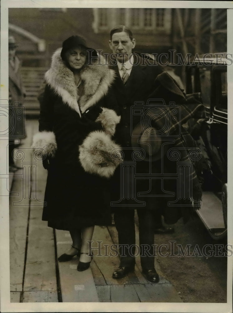 1930 Press Photo Dr and Mrs Lyman Wilbur as they attended a game in Philadelphia