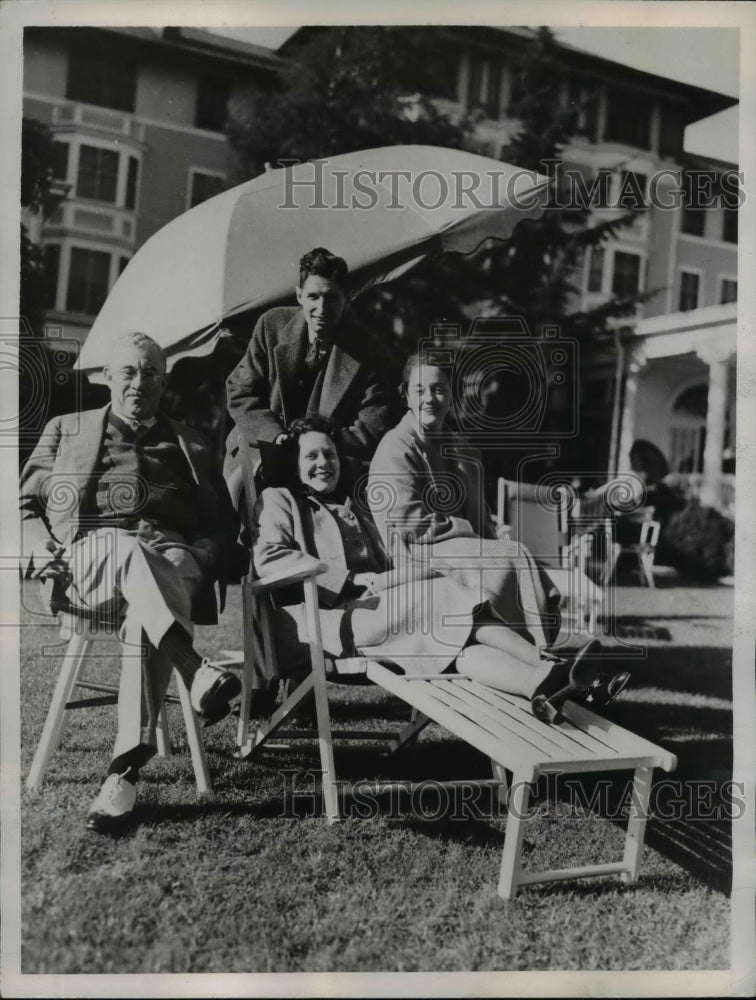 Load image into Gallery viewer, 1937 Press Photo Clifford Norton, Mrs Esther Tasler &amp; Mr &amp; Mrs Martin Vacationin
