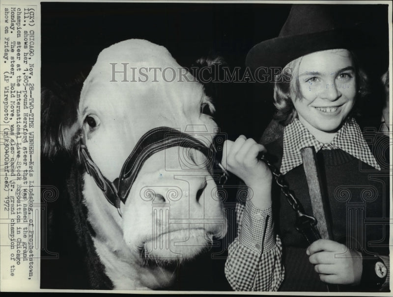 Load image into Gallery viewer, 1972 Press Photo Kris Lindskog &amp; Her Champion Steer at International Livestock S
