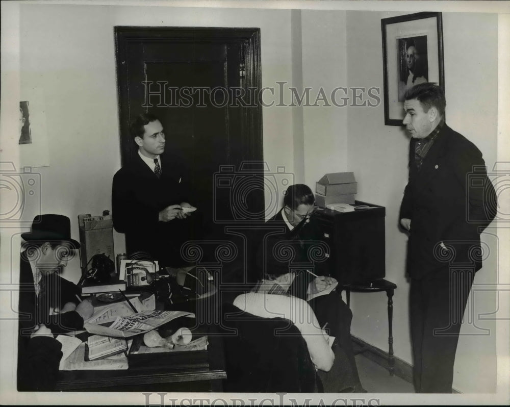 1938 Press Photo Captain Almie Under Photo of George Washington - nee27212