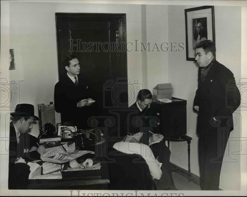 Load image into Gallery viewer, 1938 Press Photo Captain Almie Under Photo of George Washington - nee27212
