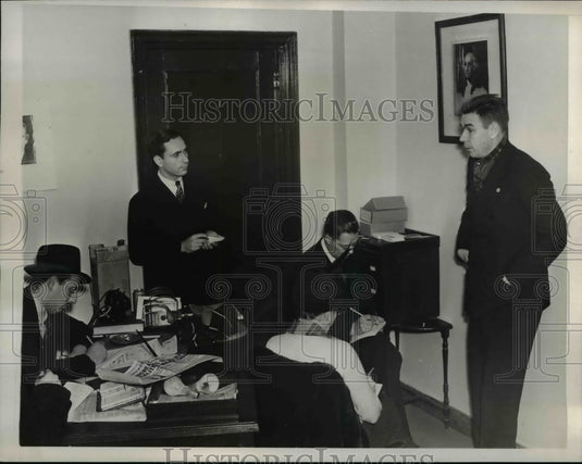 1938 Press Photo Captain Almie Under Photo of George Washington - nee27212
