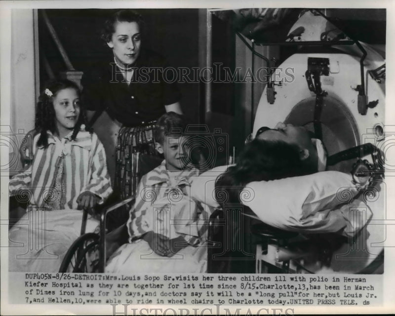 Load image into Gallery viewer, 1954 Press Photo Louis Sopo Sr visits children with polio in Herman Kiefer Hosp

