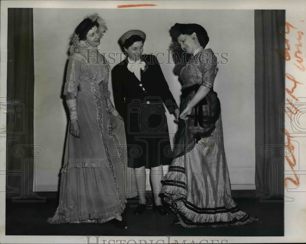 1946 Press Photo Mrs. W.E. Schaum, Mrs. J.w. Hammond and Mrs. A.E. Rotaru