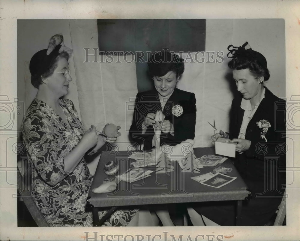 1944 Press Photo RT Cope Mrs John Sweeney And Mrs NE Rees Making Christmas Cards