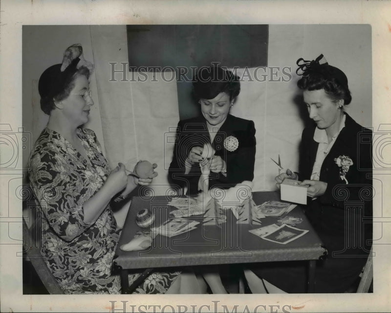 Load image into Gallery viewer, 1944 Press Photo RT Cope Mrs John Sweeney And Mrs NE Rees Making Christmas Cards
