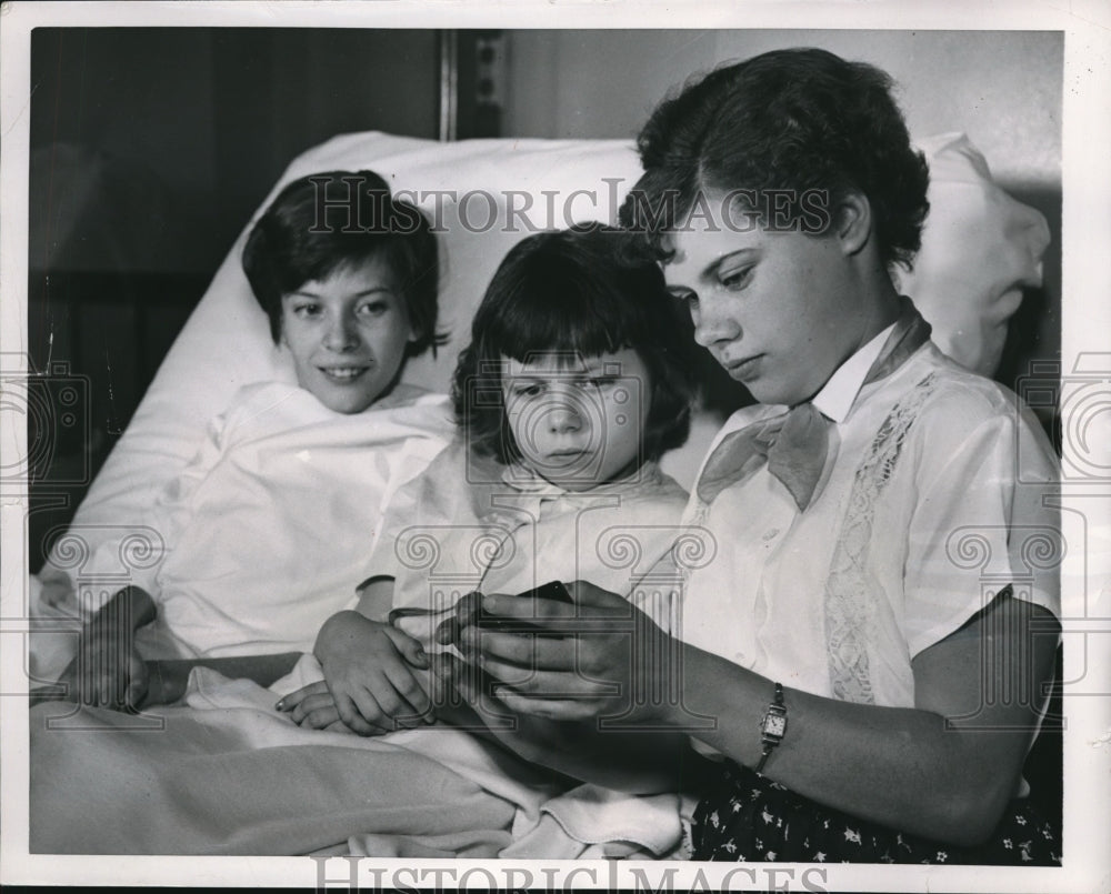 1952 Press Photo Mrs Charles Ellison With Children Charlene Valerie And Thada
