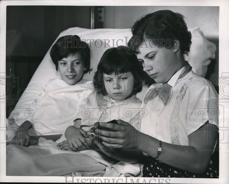 Load image into Gallery viewer, 1952 Press Photo Mrs Charles Ellison With Children Charlene Valerie And Thada
