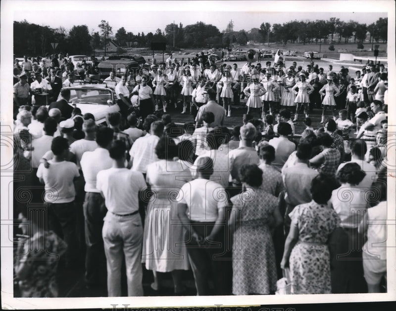 Load image into Gallery viewer, 1959 Press Photo Warrensville Cloverleaf Crowd of 500
