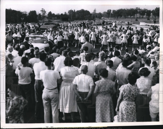 1959 Press Photo Warrensville Cloverleaf Crowd of 500