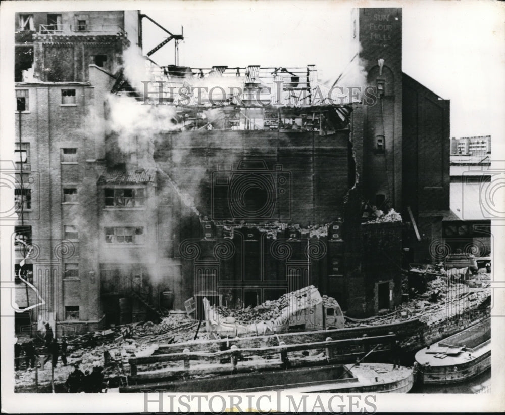 1965 Press Photo East London Flour Mill on Fire After Explosion - nee27609