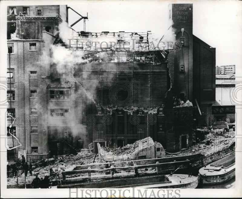 Load image into Gallery viewer, 1965 Press Photo East London Flour Mill on Fire After Explosion - nee27609
