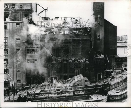 1965 Press Photo East London Flour Mill on Fire After Explosion - nee27609