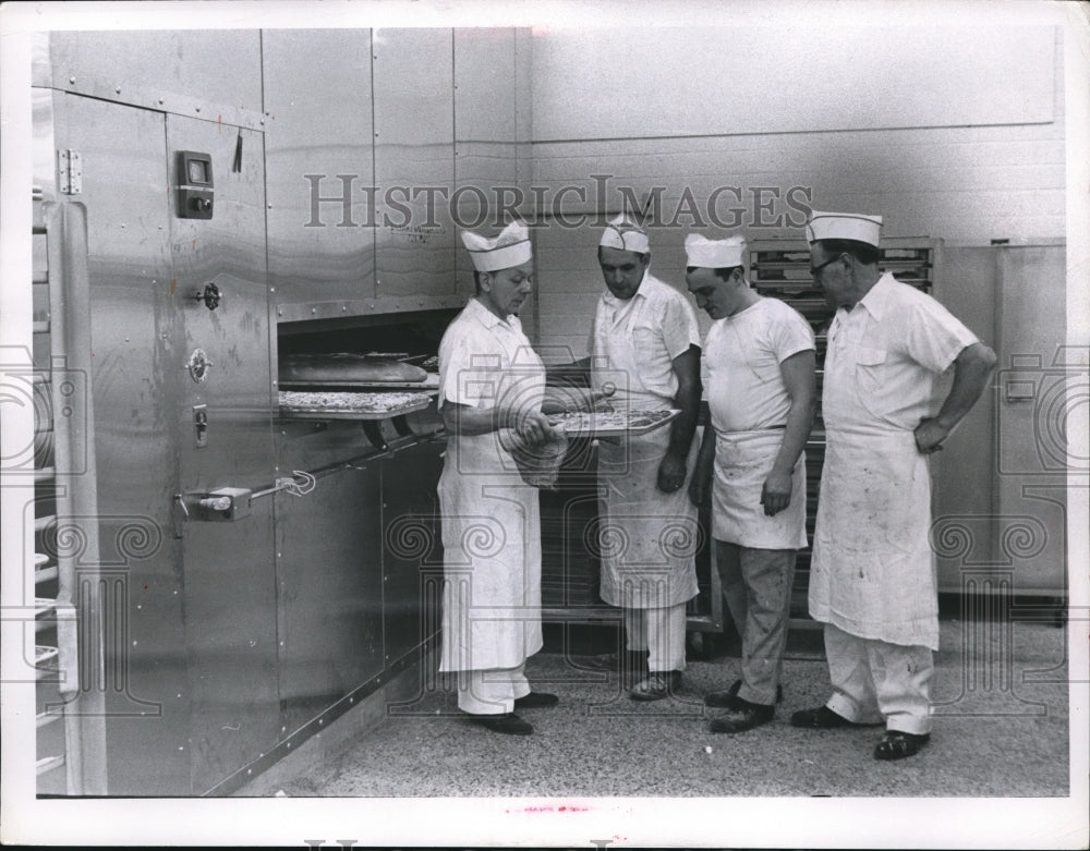 1960 Press Photo Bakers at Fazio's Stop-N-Shop, Cleveland Ohio