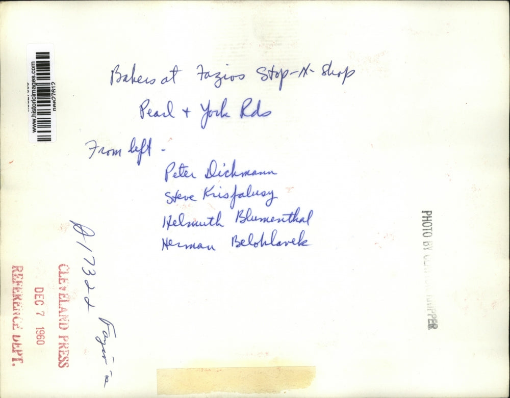 1960 Press Photo Bakers at Fazio's Stop-N-Shop, Cleveland Ohio