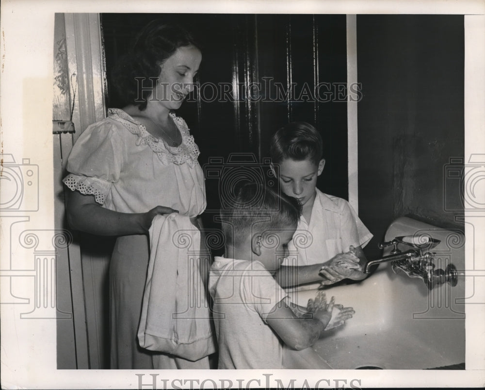 1948 Press Photo Mrs. McDonough makes sure her sons Billy and Michael wash