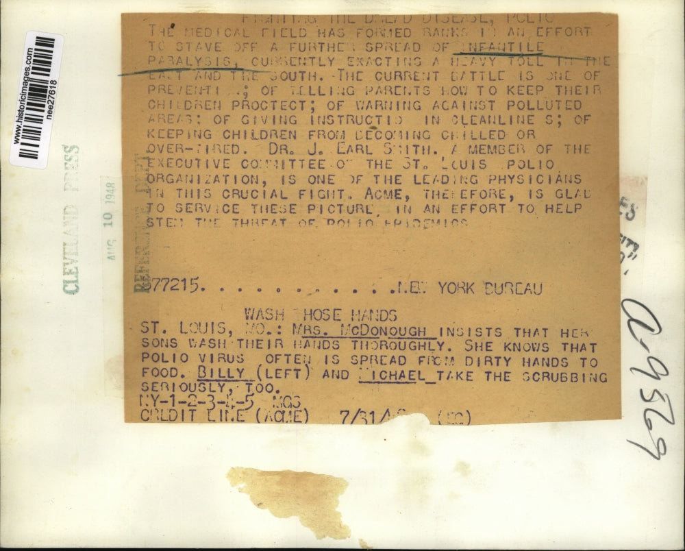 1948 Press Photo Mrs. McDonough makes sure her sons Billy and Michael wash