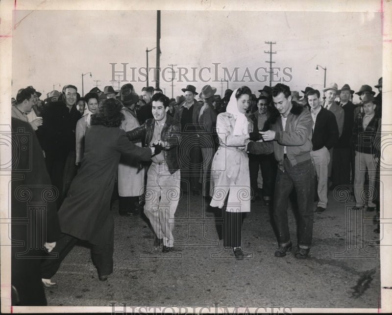 Load image into Gallery viewer, 1946 Press Photo Picket Line in Bethlehem-Alameda Shipyard - nee27654

