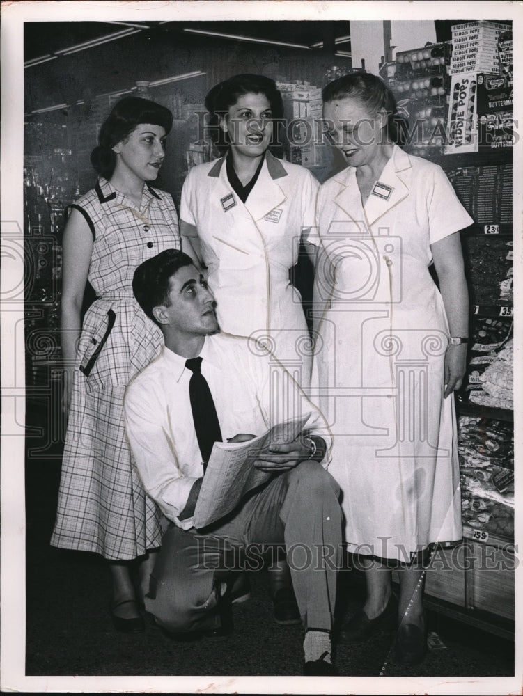 Load image into Gallery viewer, 1953 Press Photo Foodtown Grocery Store Employees, Cleveland Ohio - nee27709
