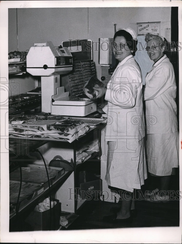 1953 Press Photo Cleveland, Ohio Food Workers Marie Orinski, Clara Jezierski