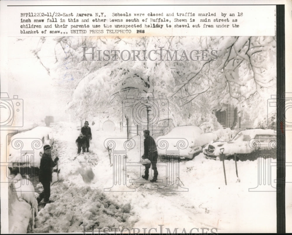1957 Press Photo Schools closed and traffic snarled due to an 18-inch thick snow