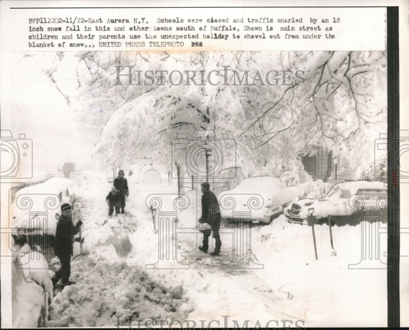 Load image into Gallery viewer, 1957 Press Photo Schools closed and traffic snarled due to an 18-inch thick snow
