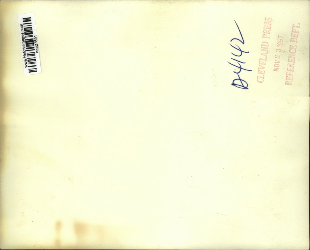 1957 Press Photo Schools closed and traffic snarled due to an 18-inch thick snow