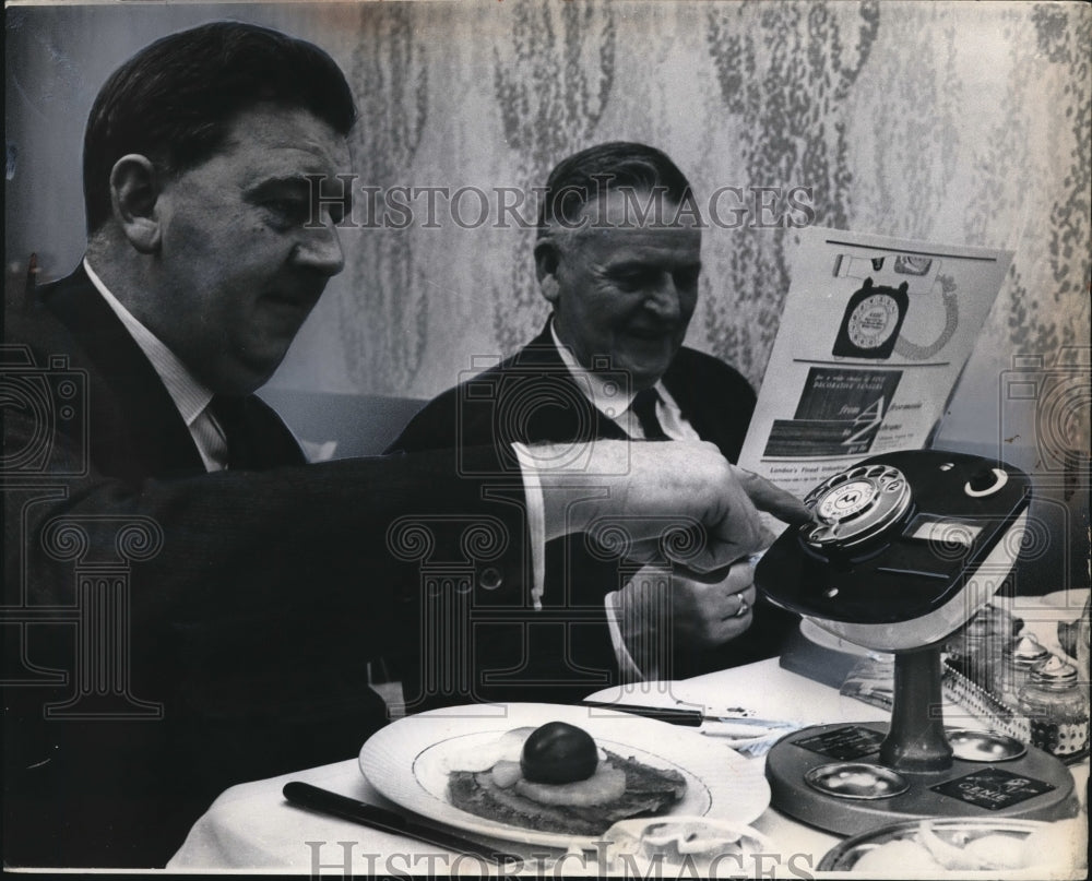 1966 Press Photo "Dial-a-Meal" London Restaurant Diners - nee27942