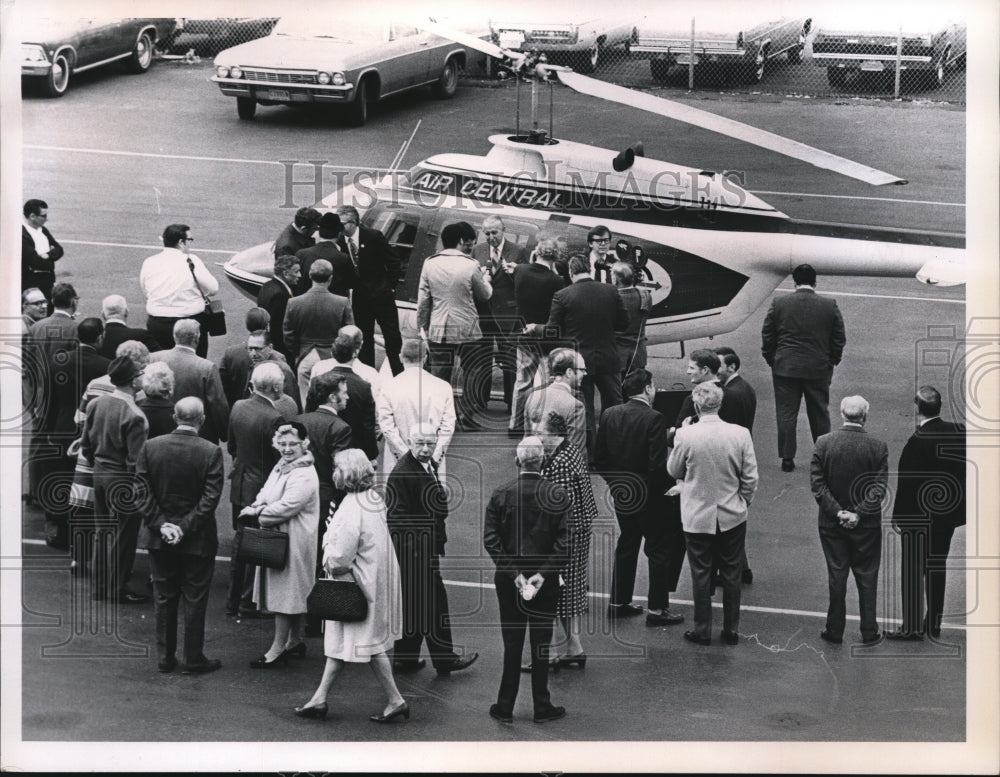 1970 Press Photo Roger Cloud Greeted by Parma Republicans - nee27969