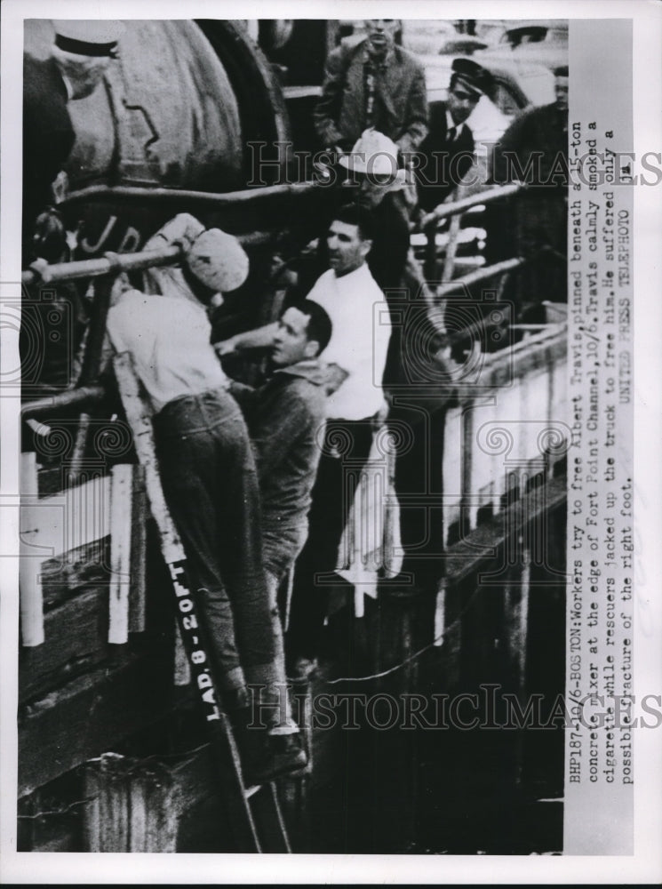1953 Press Photo Workers try to free Albert Travis pinned beneath concrete mixer