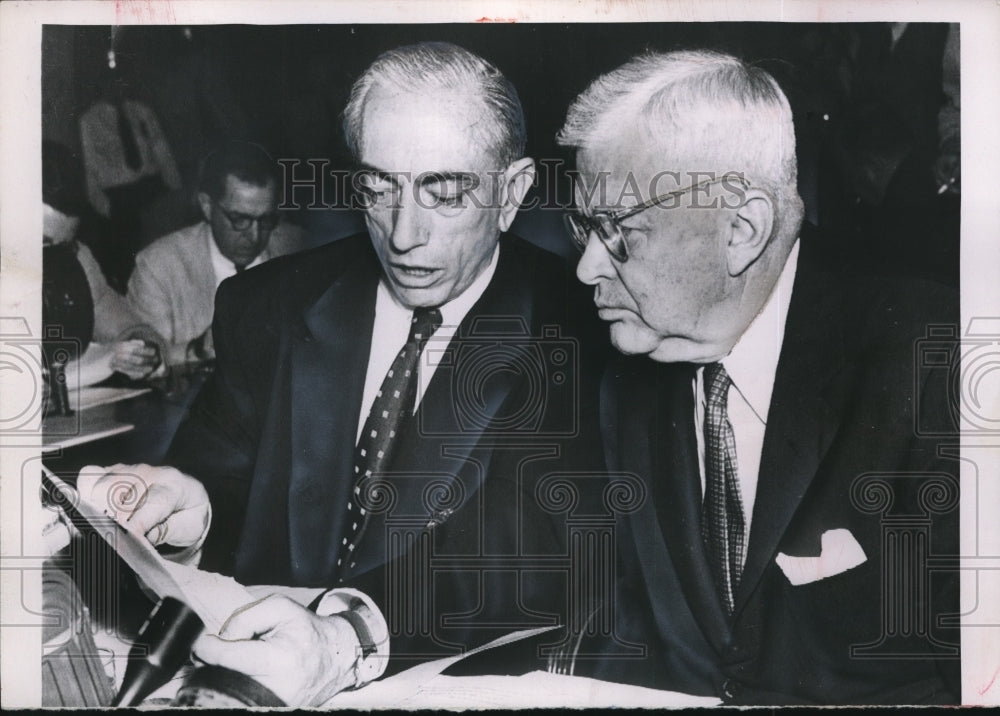 1953 Press Photo Secy C.E. Wilson and Secy Roger Kyes check fiscal facts